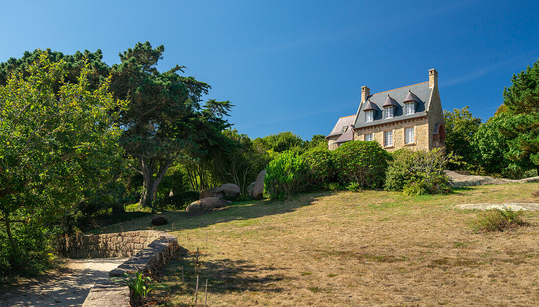 Malerisches Haus an der Côtes-d'Armor, Bretagne, Frankreich, Europa