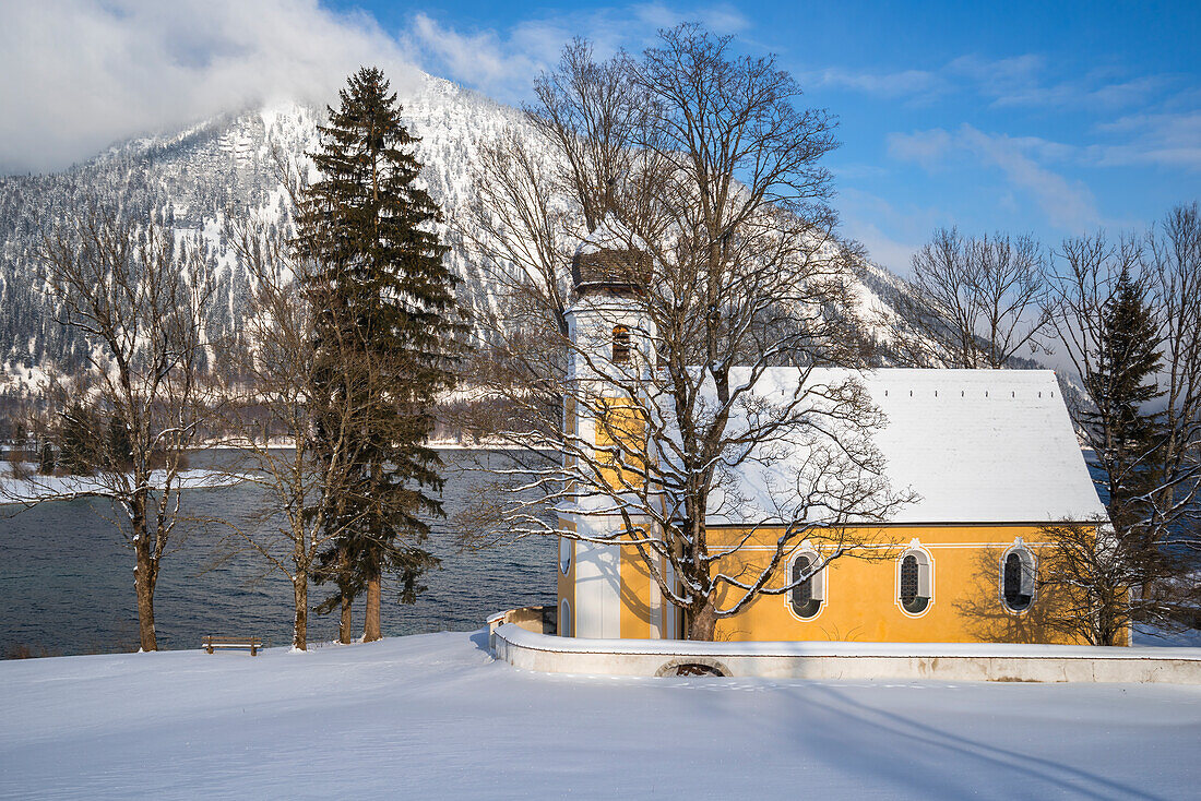 St. Margareth auf der Halbinsel Zwergern am Walchensee im Winter, Oberbayern, Deutschland\n