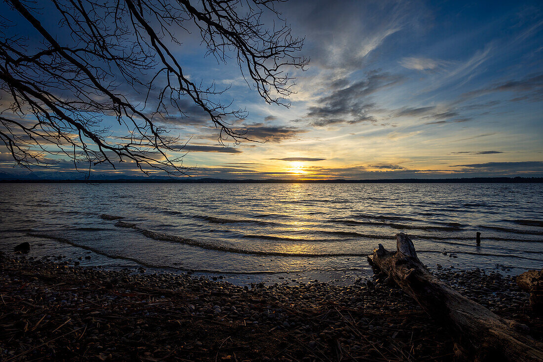 Malerischer Sonnenuntergang am Starnberger See, Bayern, Deutschland, Europa