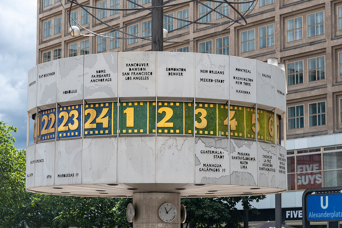 Weltzeituhr am Alexanderplatz, Berlin, Deutschland