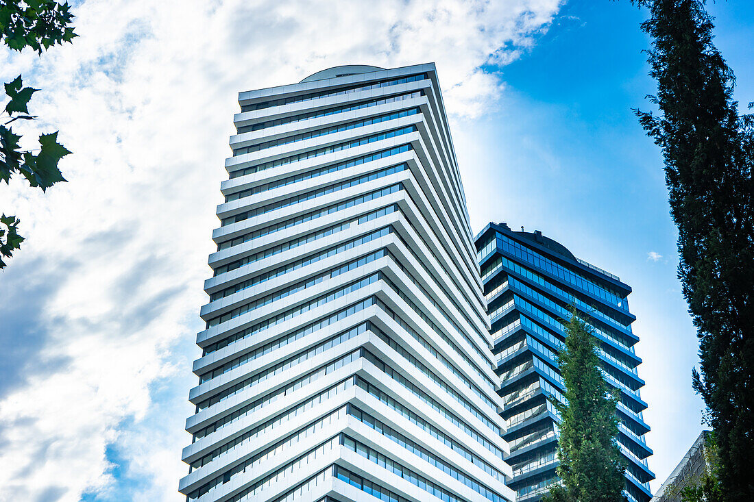 Moderne Geschäftsarchitektur in der Innenstadt von Tiflis mit berühmten Spiraltürmen an der Chavchavadze Avenue
