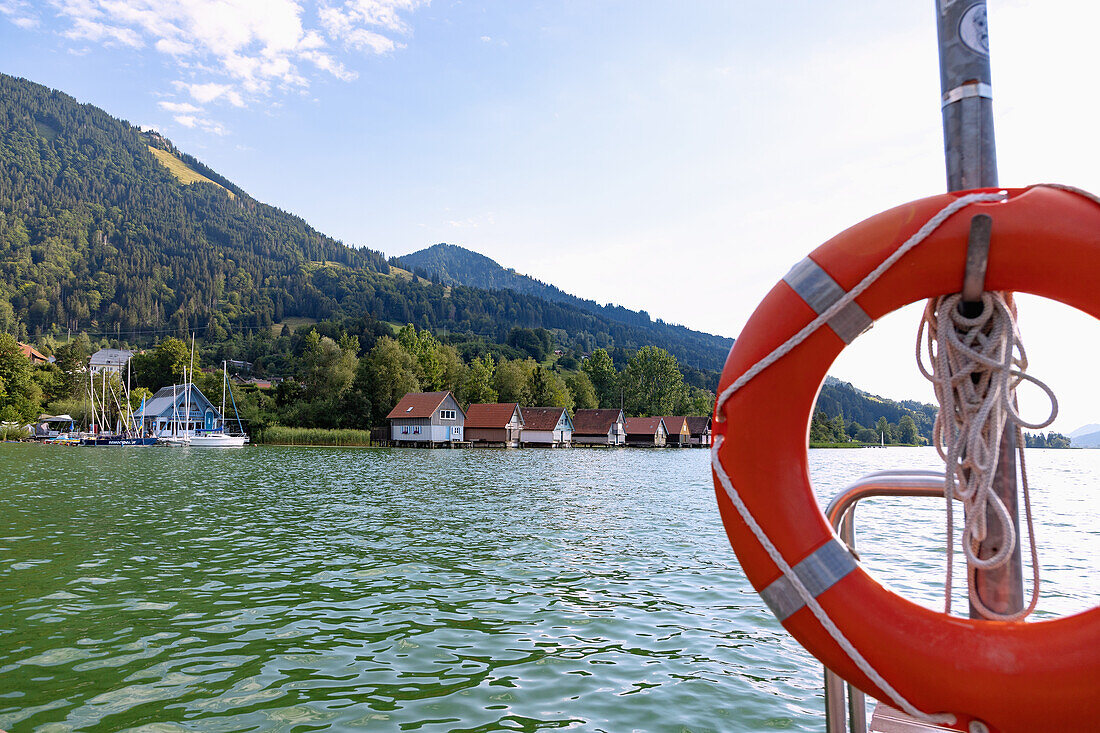 Bootshäuser am Großen Alpsee am Kurpark von Bühl am Alpsee in Oberallgäu in Bayern in Deutschland