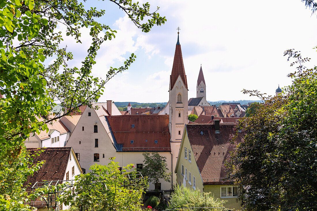 Stadtansicht von Kaufbeuren mit Crescentiakloster und Kirche St. Martin vom Klosterberggarten im Ostallgäu in Bayern in Deutschland
