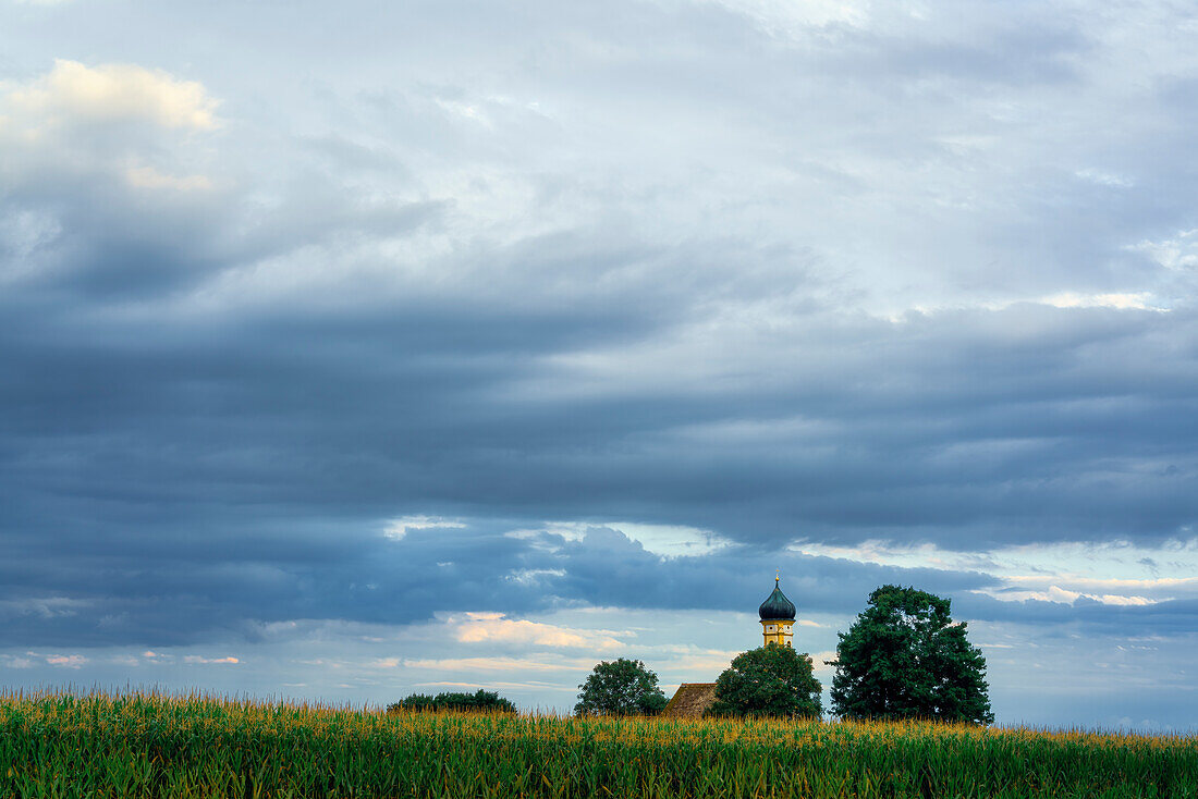 Gewitterwolken über St. Johannes dem Täufer an einem Sommerabend, Raisting, Weilheim, Bayern, Deutschland, Europa
