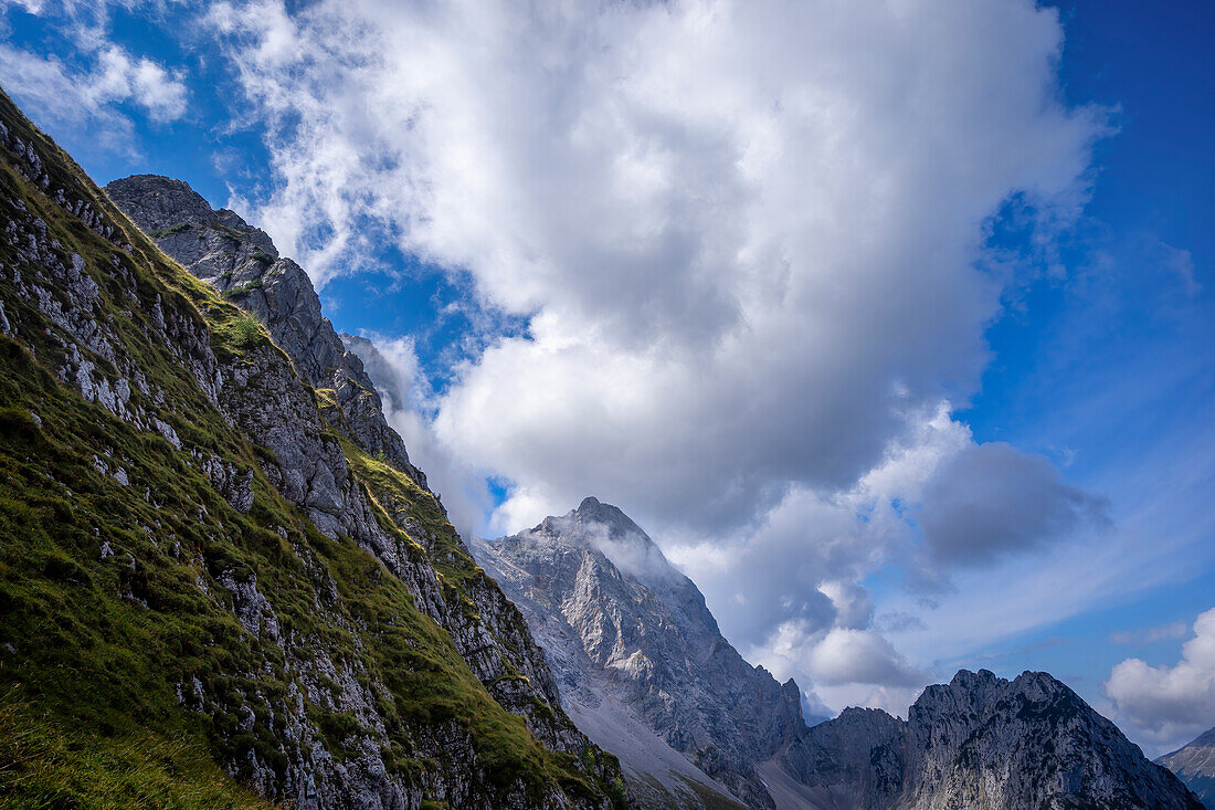 Blick auf die imposante Östliche Karwendelkette; Hinterriß, Karwendel, Tirol, Österreich