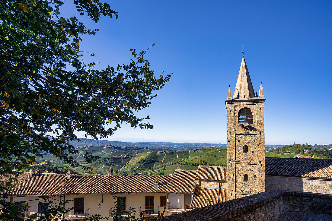 Blick von Serralunga d'Alba auf die malerische umliegende Hügellandschaft, Langhe, Piemont, Italien