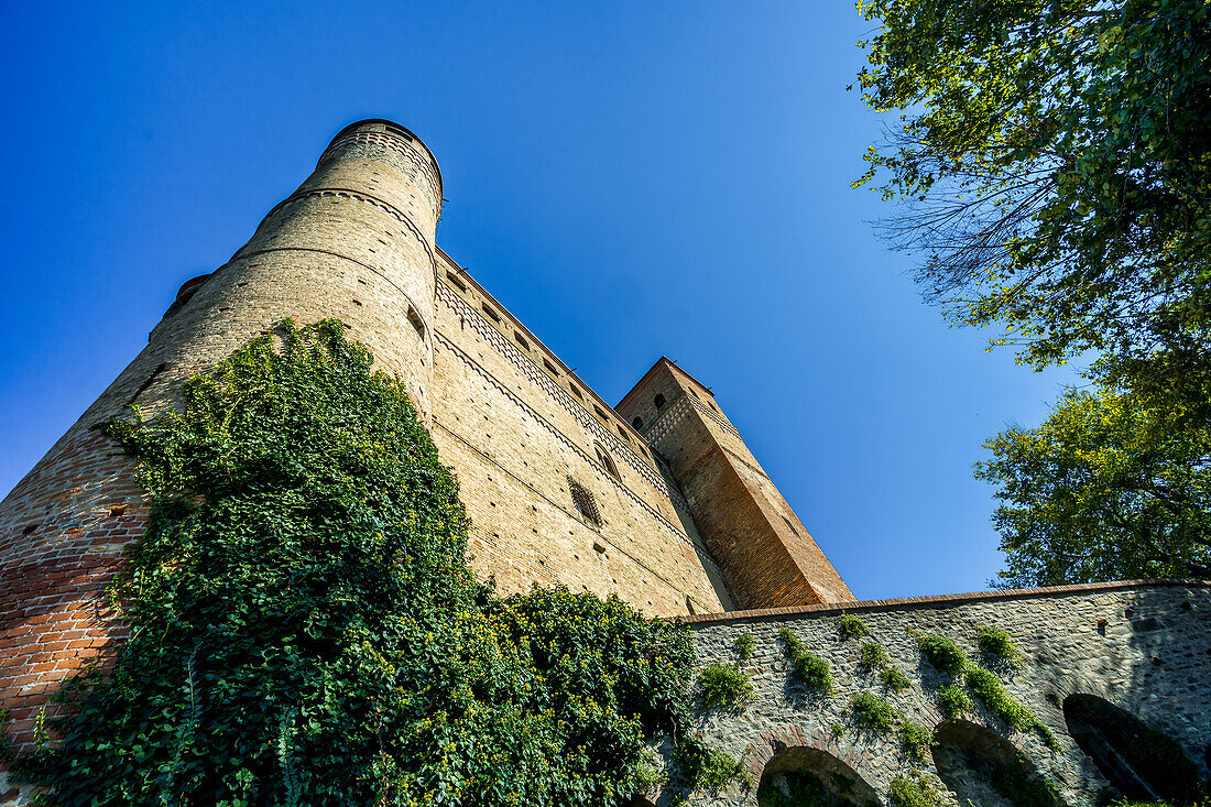 Blick hoch zur malerischen Burg von Serralunga d'Alba, Langhe, Piemont, Italien