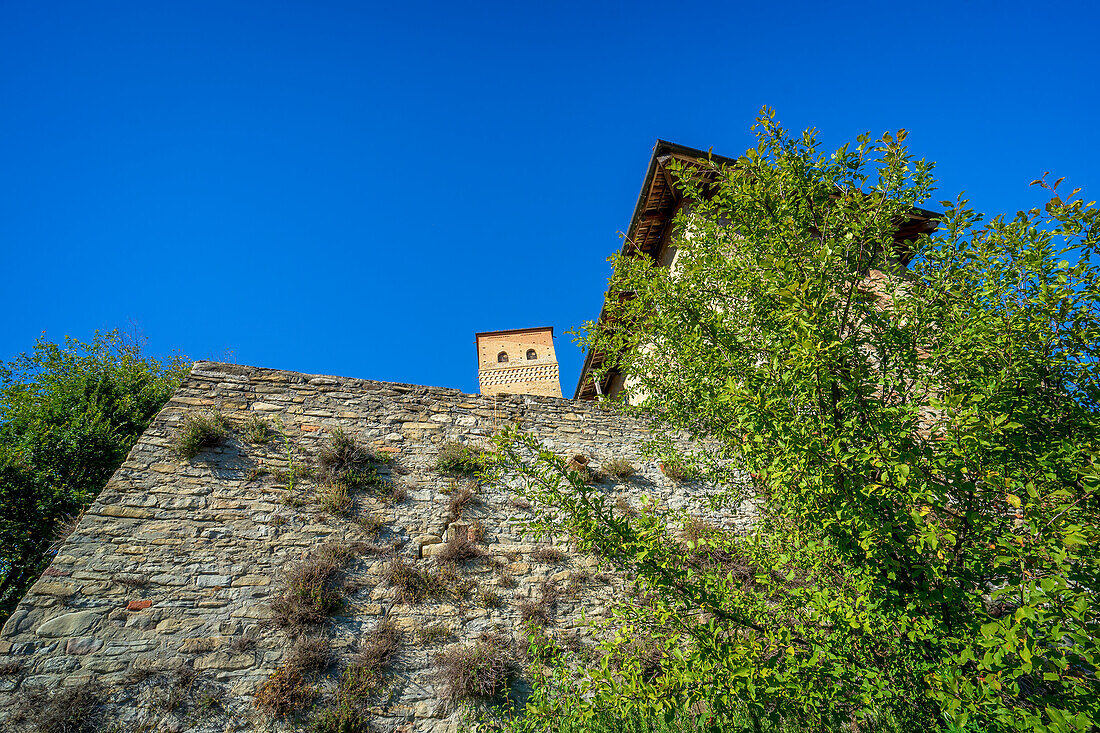 Blick hoch zur malerischen Burg von Serralunga d'Alba, Langhe, Piemont, Italien