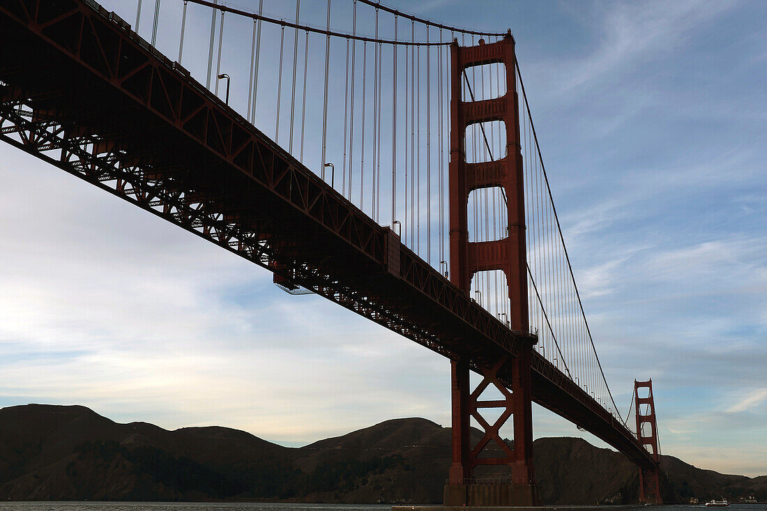 Golden Gate Bridge in der Abenddämmerung, San Francisco, Kalifornien, USA