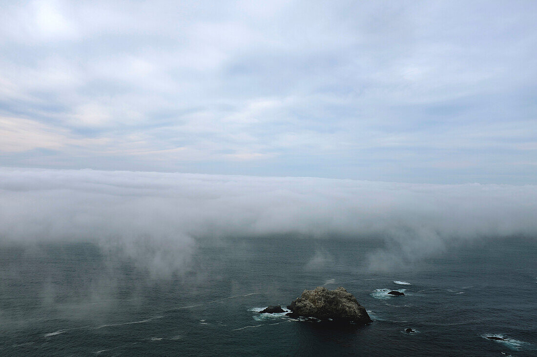 Nebel über McWay Cove, Big Sur, Kalifornien, USA