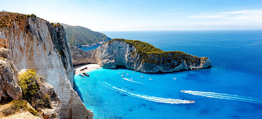 Fähren in der türkisfarbenen Lagune rund um den berühmten Shipwreck Beach (Navagio Beach), Luftaufnahme, Zakynthos, griechische Inseln, Griechenland, Europa