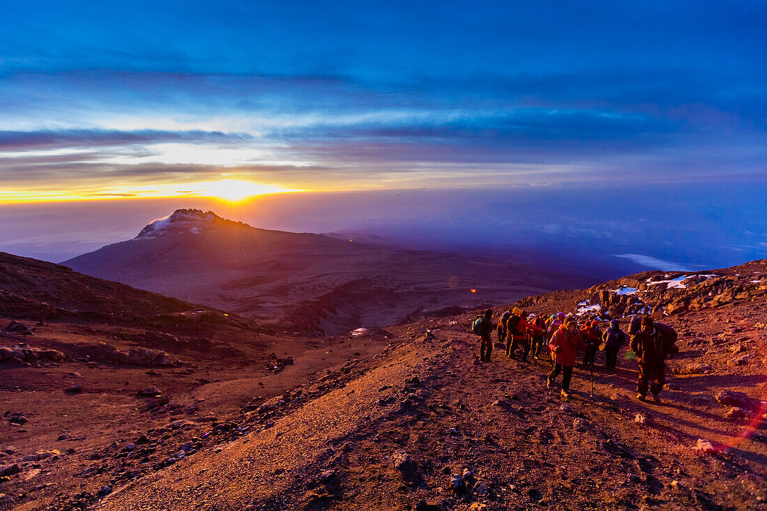 Wandern auf den Kilimandscharo bei Sonnenuntergang, UNESCO-Weltkulturerbe, Tansania, Ostafrika, Afrika