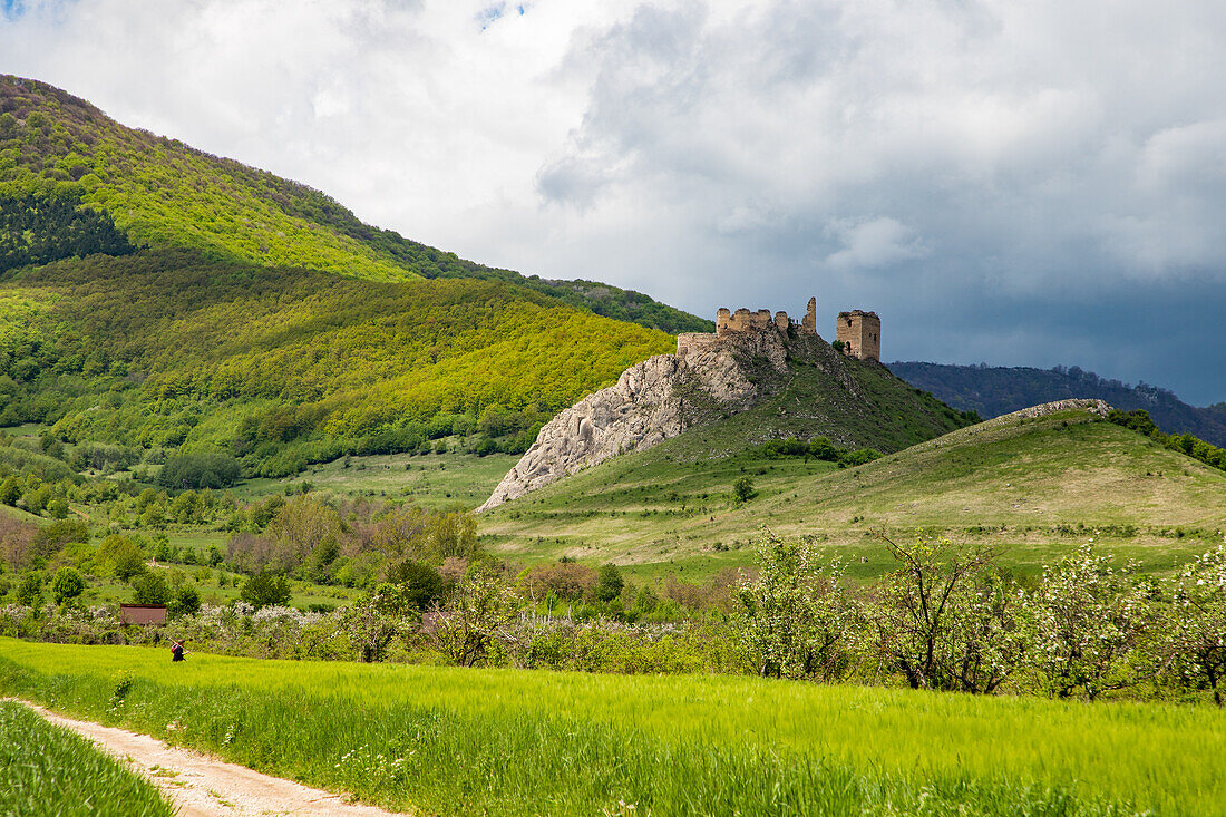 Festung Coltesti, eine spektakuläre Ruine in der Panoramalandschaft des Trascaului-Gebirges, Apuseni-Gebirge, Rimetea, Rumänien, Europa