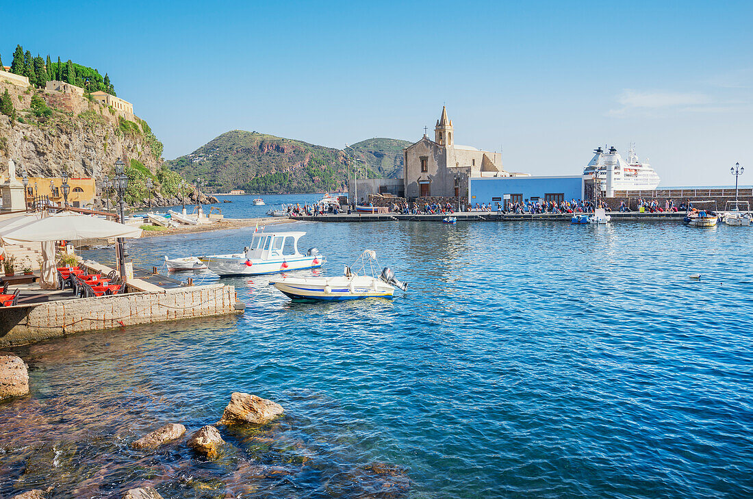 Hafen von Marina Corta, Stadt Lipari, Insel Lipari, Äolischen Inseln, UNESCO-Weltkulturerbe, Sizilien, Italien, Mittelmeer, Europa