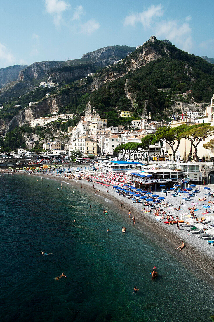 Blick auf Amalfi, Costiera Amalfitana, UNESCO-Weltkulturerbe, Kampanien, Italien, Europa