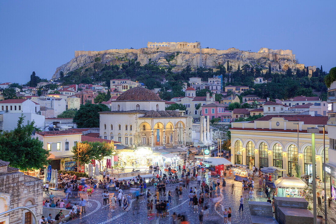 Abend, Monastiraki-Platz im Vordergrund mit der Akropolis im Hintergrund, Athen, Griechenland, Europa