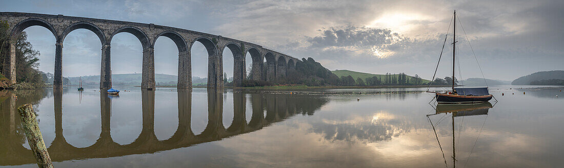 Brunels St. Germans Viadukt über den Fluss Tiddy in der Morgendämmerung, St. Germans, Cornwall, England, Vereinigtes Königreich, Europa