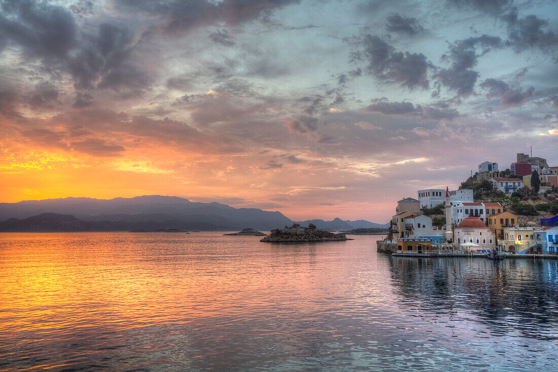 Sonnenaufgang, Gebäude an der Hafeneinfahrt, Insel Kastellorizo (Megisti), Dodekanes-Gruppe, griechische Inseln, Griechenland, Europa