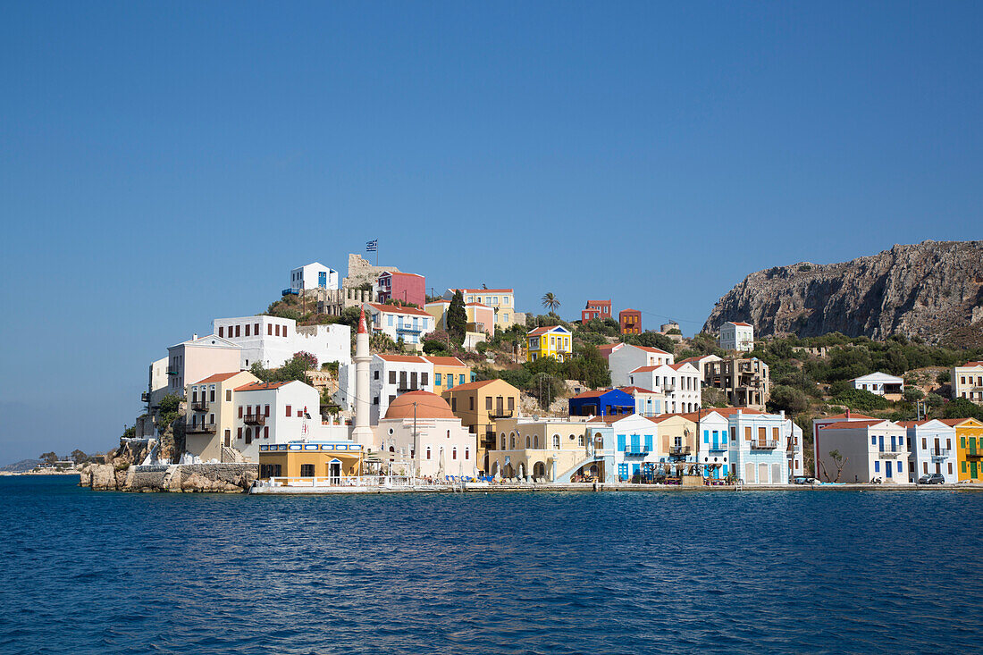 Gebäude an der Hafeneinfahrt, Insel Kastellorizo (Megisti), Dodekanes-Gruppe, griechische Inseln, Griechenland, Europa