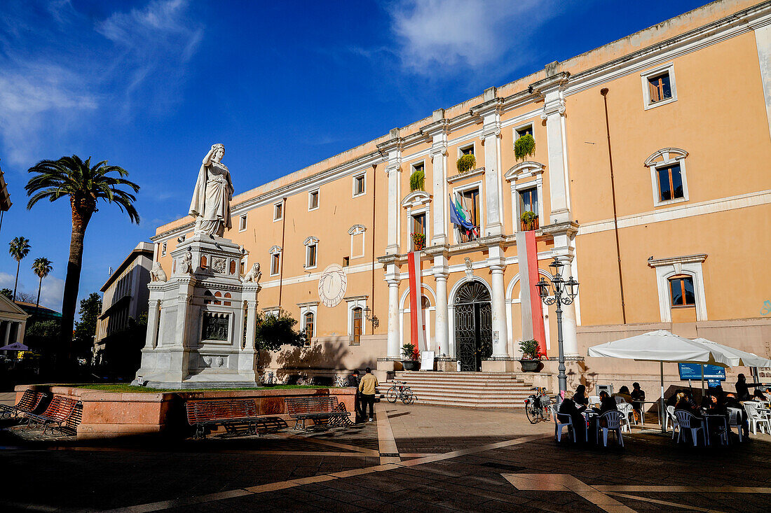 Statue of Eleonora d'Arborea and Palazzo degli Scolopi town hall on Piazza Eleonora, Oristano, Sardinia, Italy, Europe