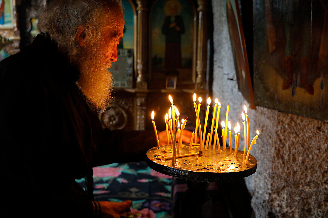 Mönch Aufräumen Kerzen im Kloster Orhei Vecchi, Orhei, Moldawien, Europa