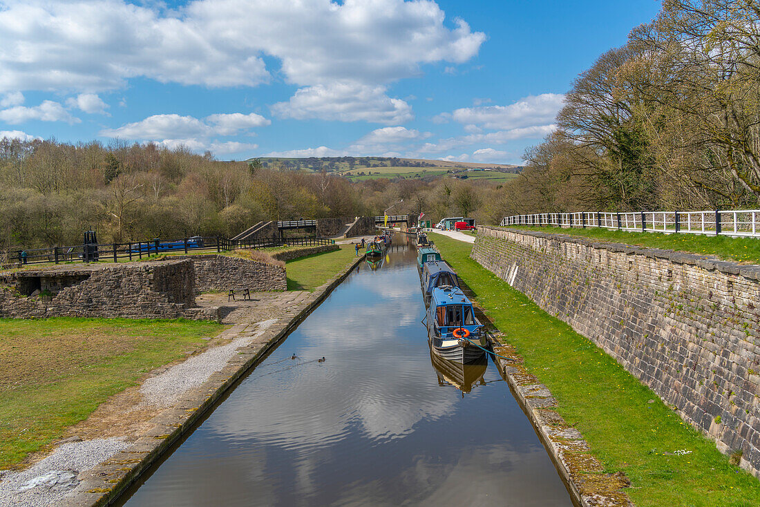 Blick auf schmale Boote am Bugsworth Basin, Bugsworth, Peak Forest Canal, High Peak, Derbyshire, England, Vereinigtes Königreich, Europa