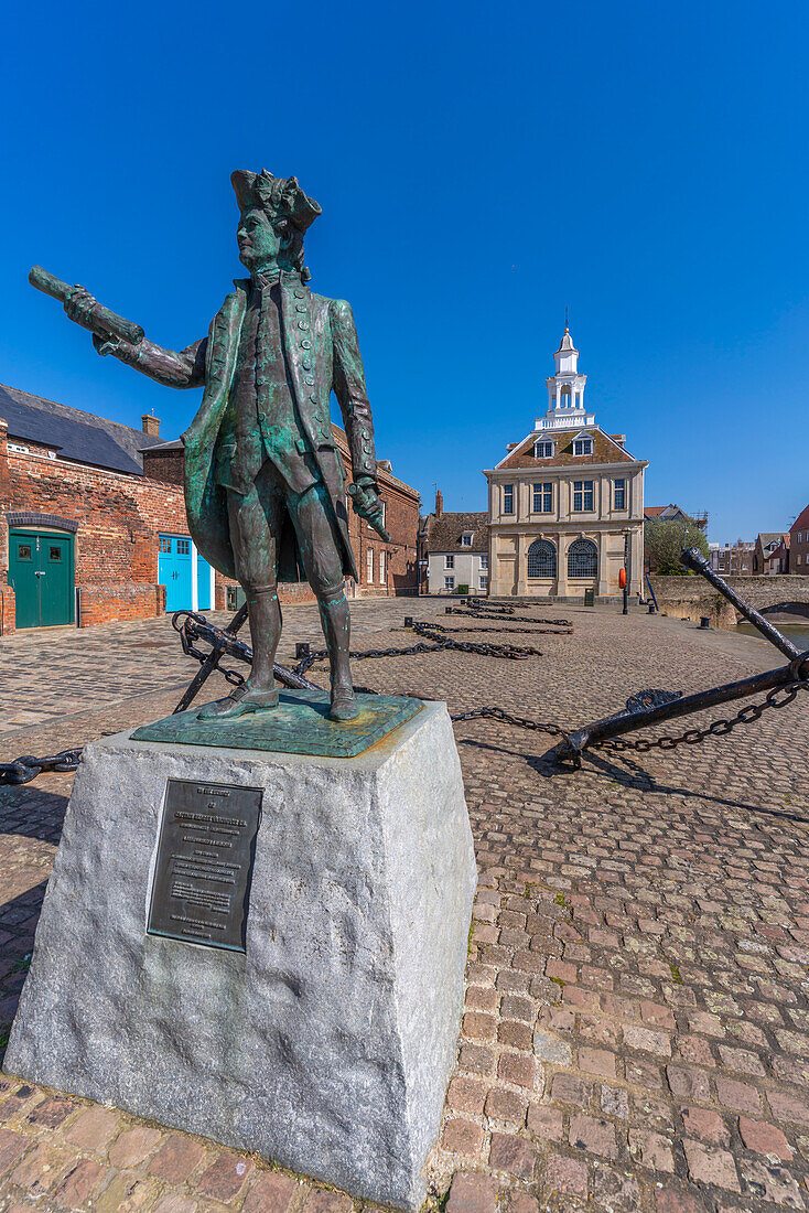 Blick auf das Zollhaus und die Statue von George Vancouver, Purfleet Quay, Kings Lynn, Norfolk, England, Vereinigtes Königreich, Europa