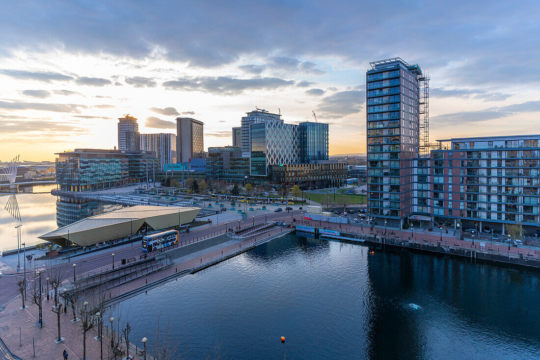 Blick auf MediaCity UK bei Sonnenuntergang, Salford Quays, Manchester, England, Vereinigtes Königreich, Europa