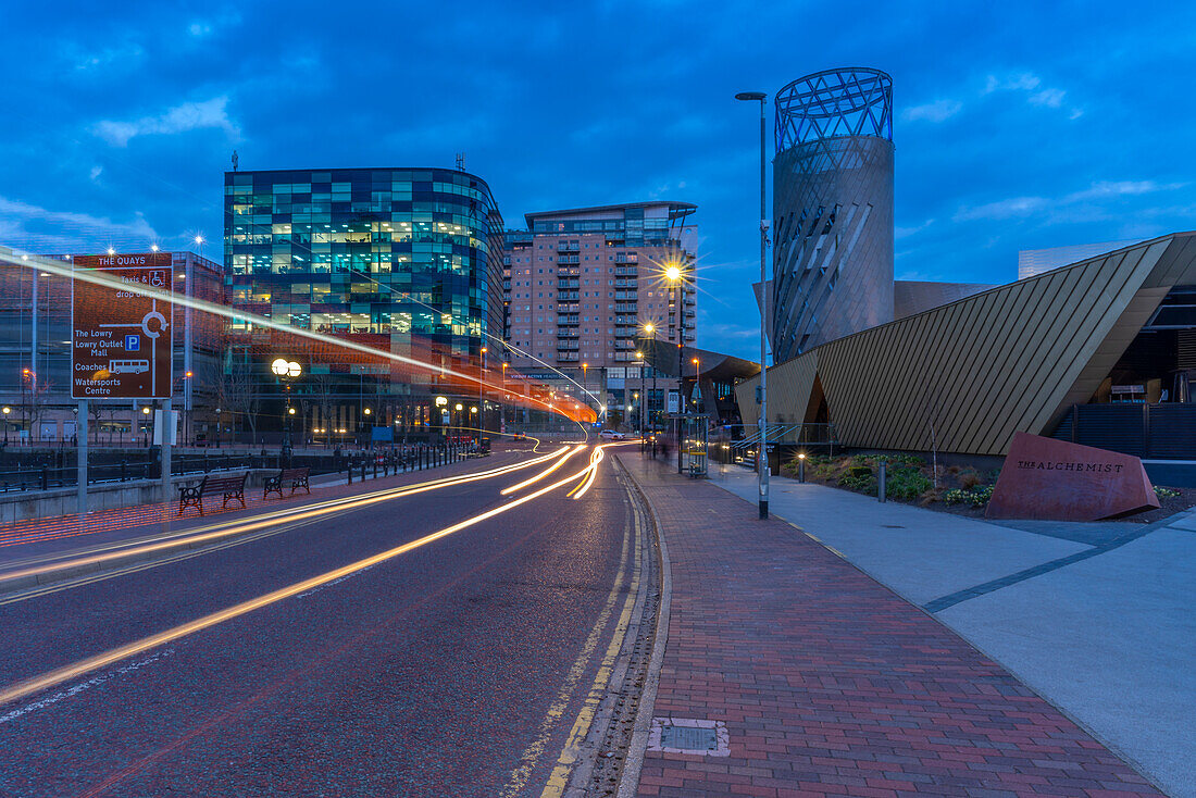 Blick auf das Lowry Theatre in MediaCity UK in der Abenddämmerung, Salford Quays, Manchester, England, Vereinigtes Königreich, Europa