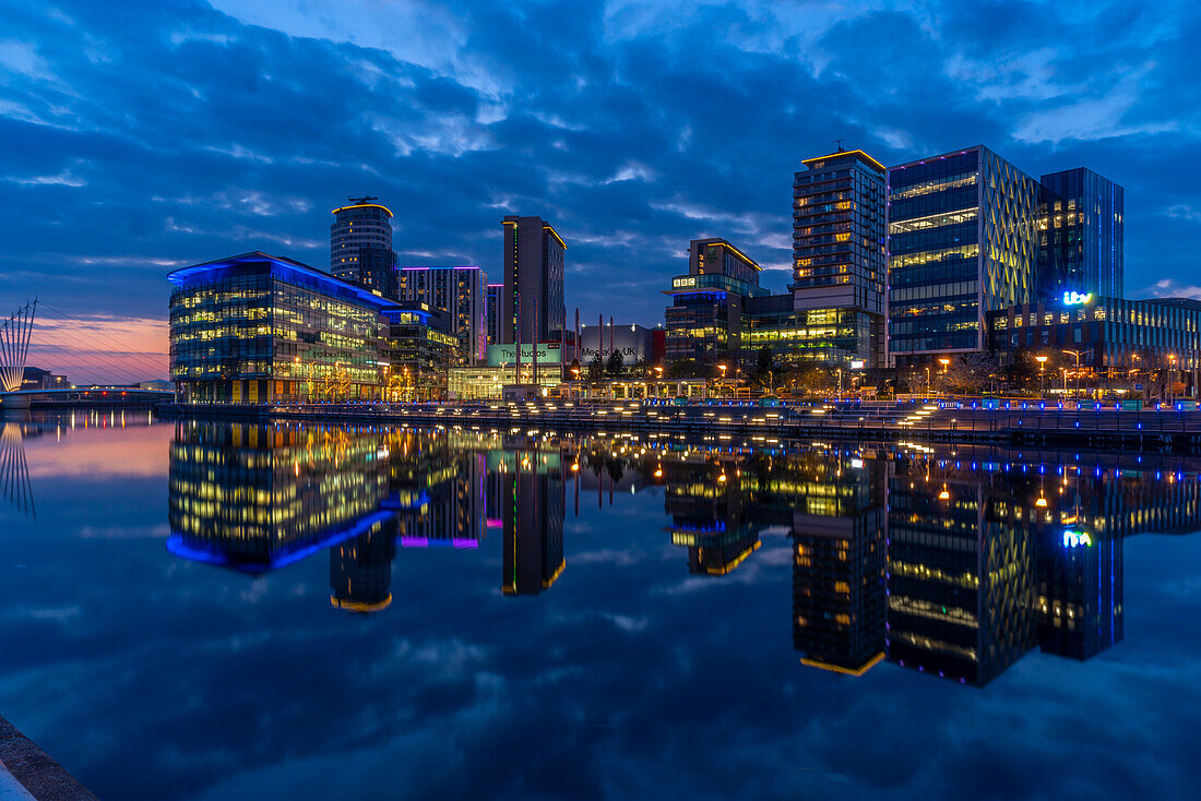 Blick auf MediaCity UK in der Abenddämmerung, Salford Quays, Manchester, England, Vereinigtes Königreich, Europa