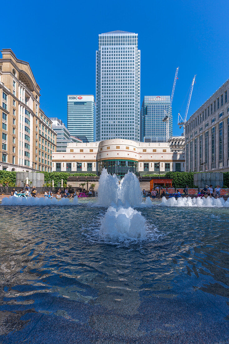 Blick auf Canary Wharf Hochhäuser und Brunnen, Docklands, London, England, Vereinigtes Königreich, Europa