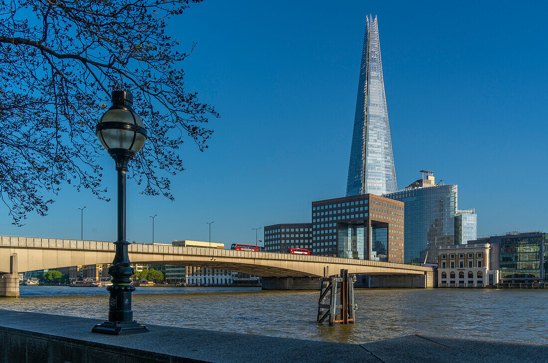 Blick auf die Scherbe, die London Bridge und die Themse vom Themsepfad, London, England, Vereinigtes Königreich, Europa