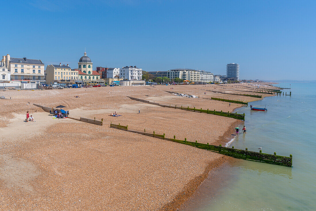 Blick auf Strandhäuser und Worthing Beach vom Pier, Worthing, West Sussex, England, Vereinigtes Königreich, Europa