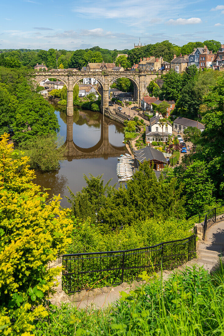 Blick auf den Viadukt von Knaresborough und den Fluss Nidd vom Weg zum Schloss, Knaresborough, North Yorkshire, England, Vereinigtes Königreich, Europa