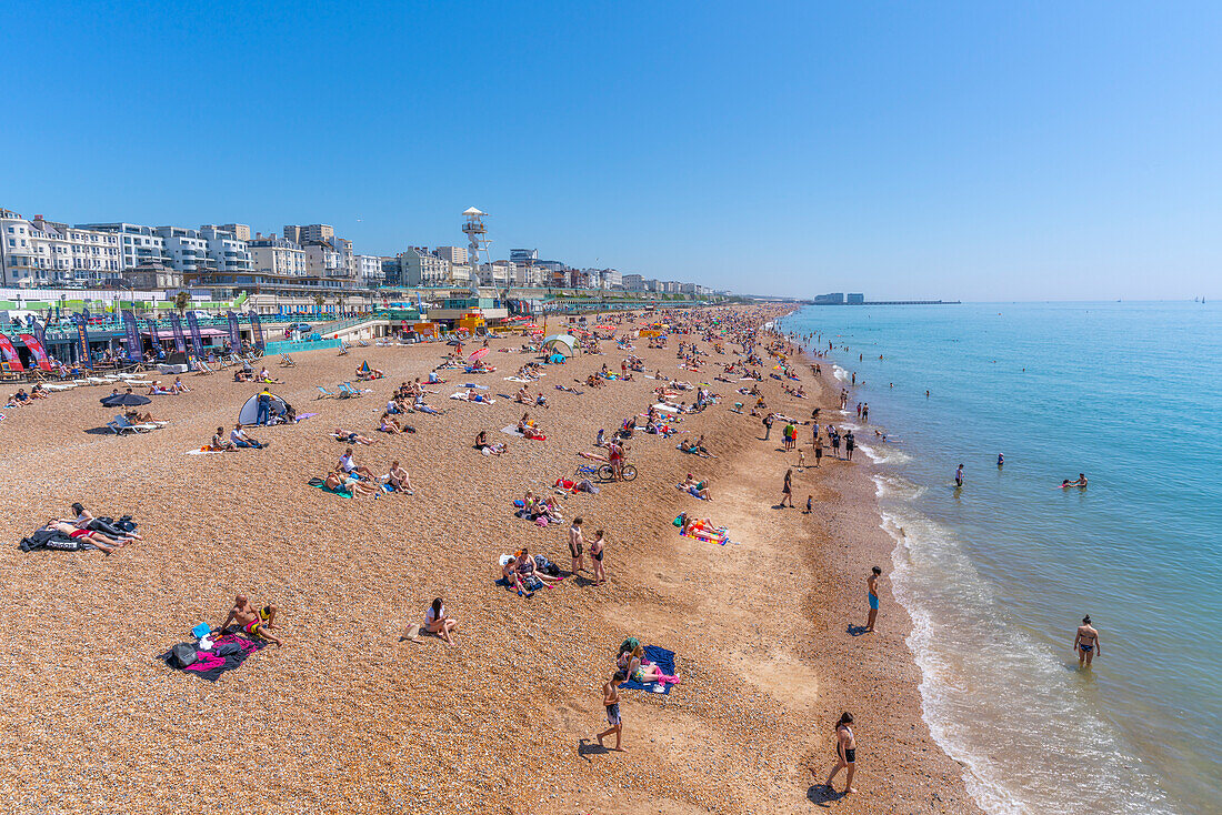 Blick auf die Strandpromenade von Brighton an einem sonnigen Tag vom Brighton Palace Pier, Brighton, East Sussex, England, Vereinigtes Königreich, Europa