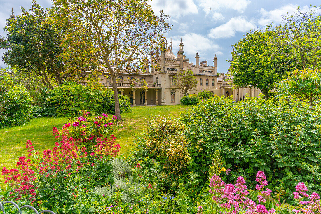 View of Brighton Pavilion and gardens in high summer, Brighton, Sussex, England, United Kingdom, Europe