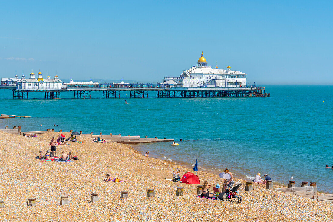 Ansicht von Eastbourne Pier und Strand im Sommer, Eastbourne, East Sussex, England, Vereinigtes Königreich, Europa