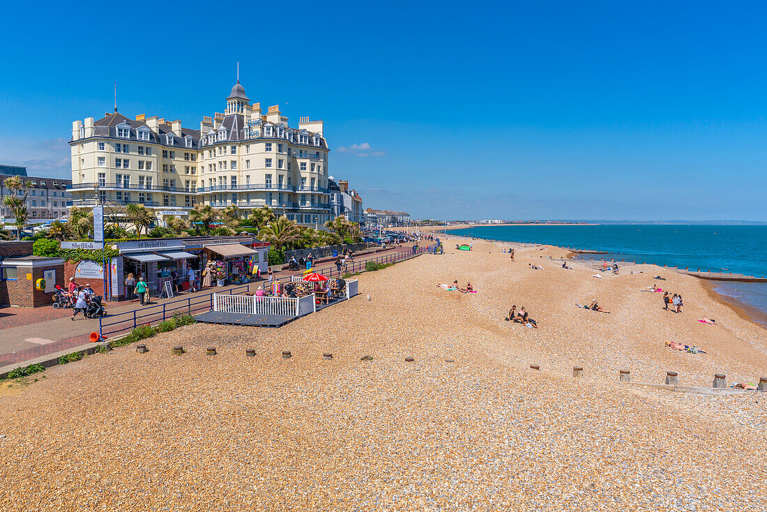 Blick auf Strand- und Strandhotels von Eastbourne Pier im Sommer, Eastbourne, East Sussex, England, Vereinigtes Königreich, Europa