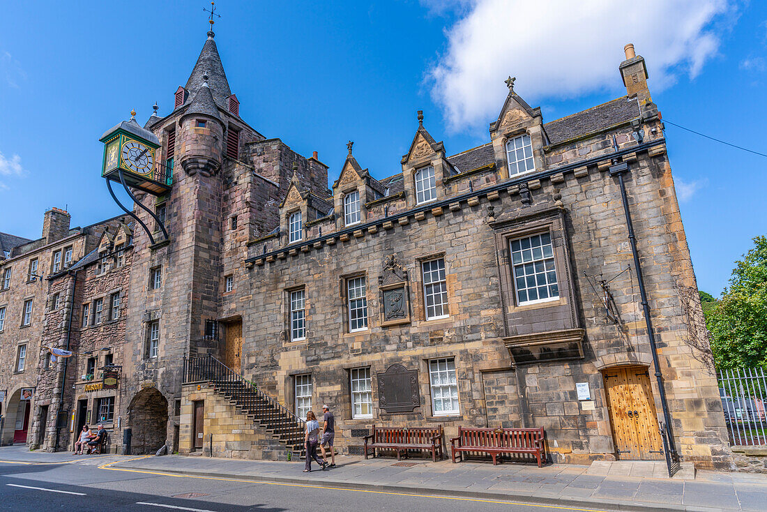 Blick auf das People's Story Museum und Tolbooth Tavern auf der Golden Mile (Royal Mile), Canongate, Edinburgh, Schottland, Vereinigtes Königreich, Europa