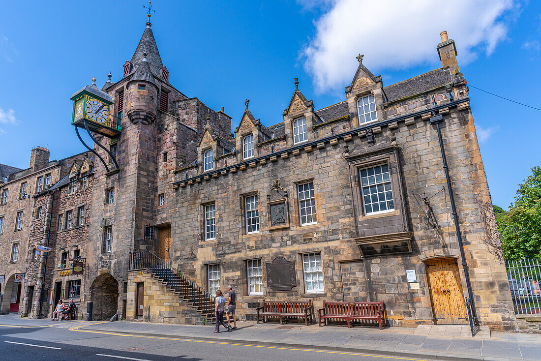 View of The People's Story Museum and Tolbooth Tavern on the Golden Mile (Royal Mile), Canongate, Edinburgh, Scotland, United Kingdom, Europe