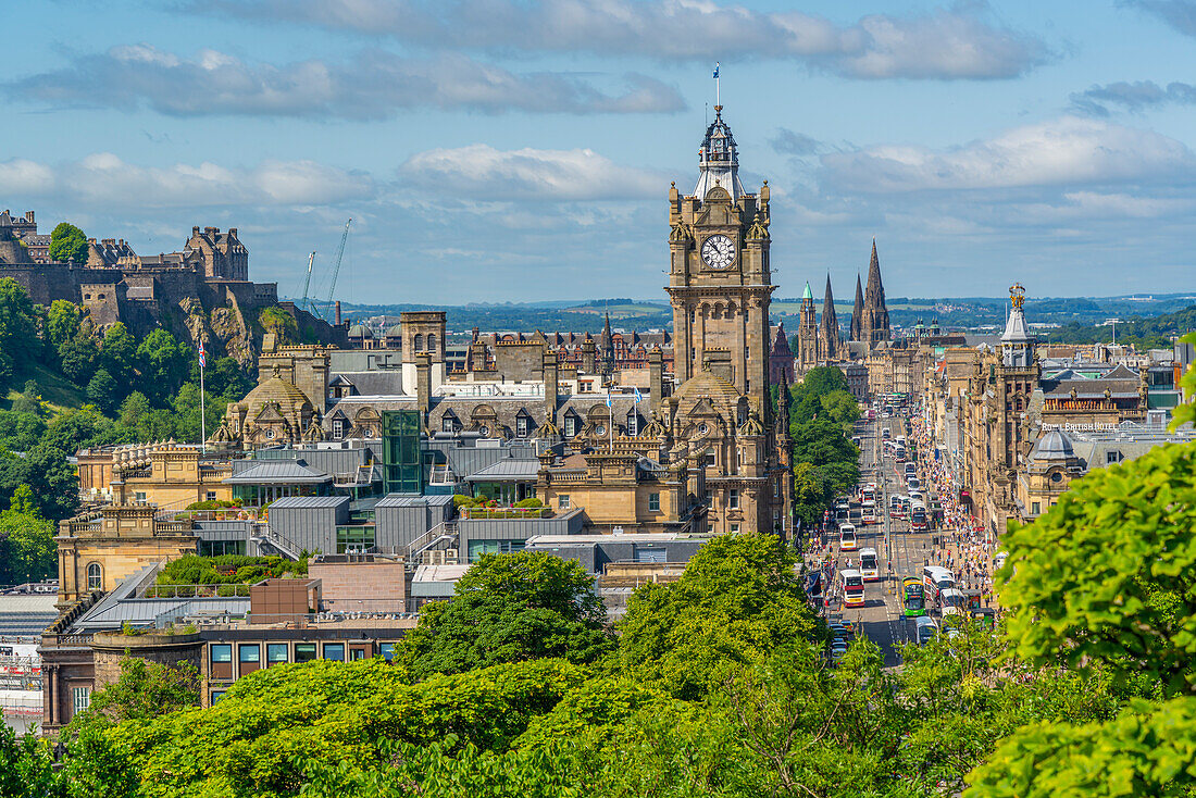 Blick auf die Burg, das Balmoral Hotel und die Princes Street vom Calton Hill, Edinburgh, Schottland, Vereinigtes Königreich, Europa