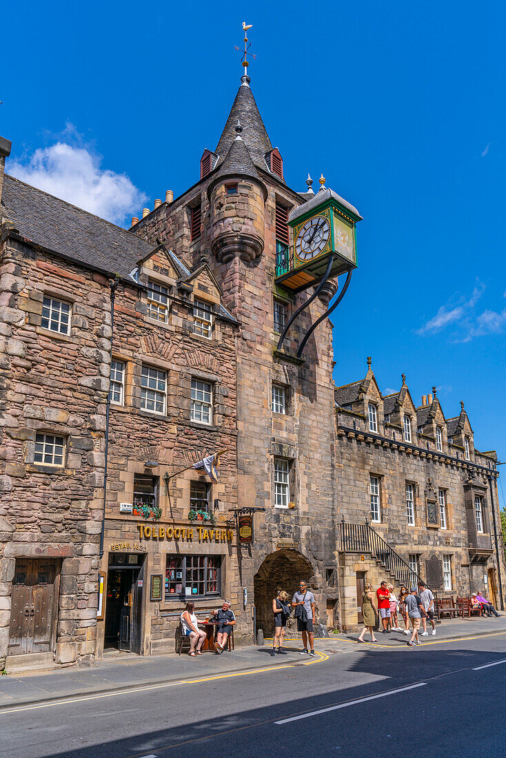 Blick auf das People's Story Museum und Tolbooth Tavern auf der Golden Mile (Royal Mile), Canongate, Edinburgh, Schottland, Vereinigtes Königreich, Europa