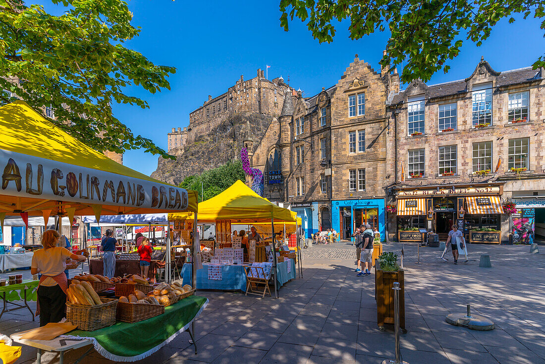 Ansicht der Marktstände auf dem Grassmarket überragt von Edinburgh Castle, Edinburgh, Lothian, Schottland, Vereinigtes Königreich, Europa
