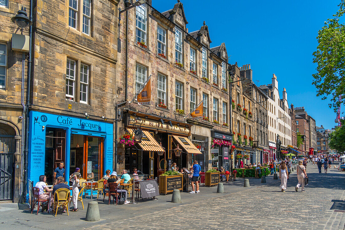 Blick auf Cafés und Restaurants auf dem Grassmarket, Edinburgh, Lothian, Schottland, Vereinigtes Königreich, Europa