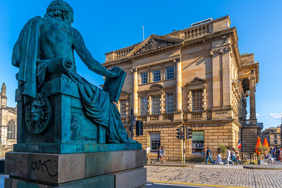 Ansicht von David Hume Statue und Old Town Hall auf der Golden Mile, Edinburgh, Lothian, Schottland, Vereinigtes Königreich, Europa