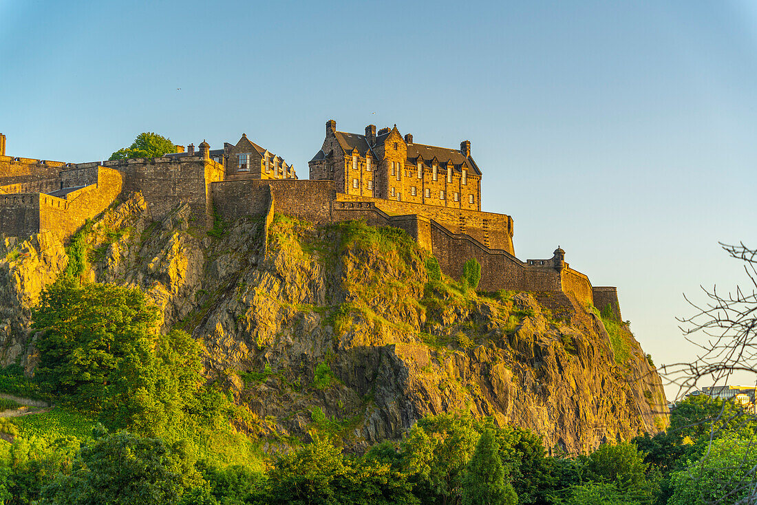 Blick auf das Edinburgh Castle von der Princes Street bei Sonnenuntergang, UNESCO-Weltkulturerbe, Edinburgh, Schottland, Vereinigtes Königreich, Europa