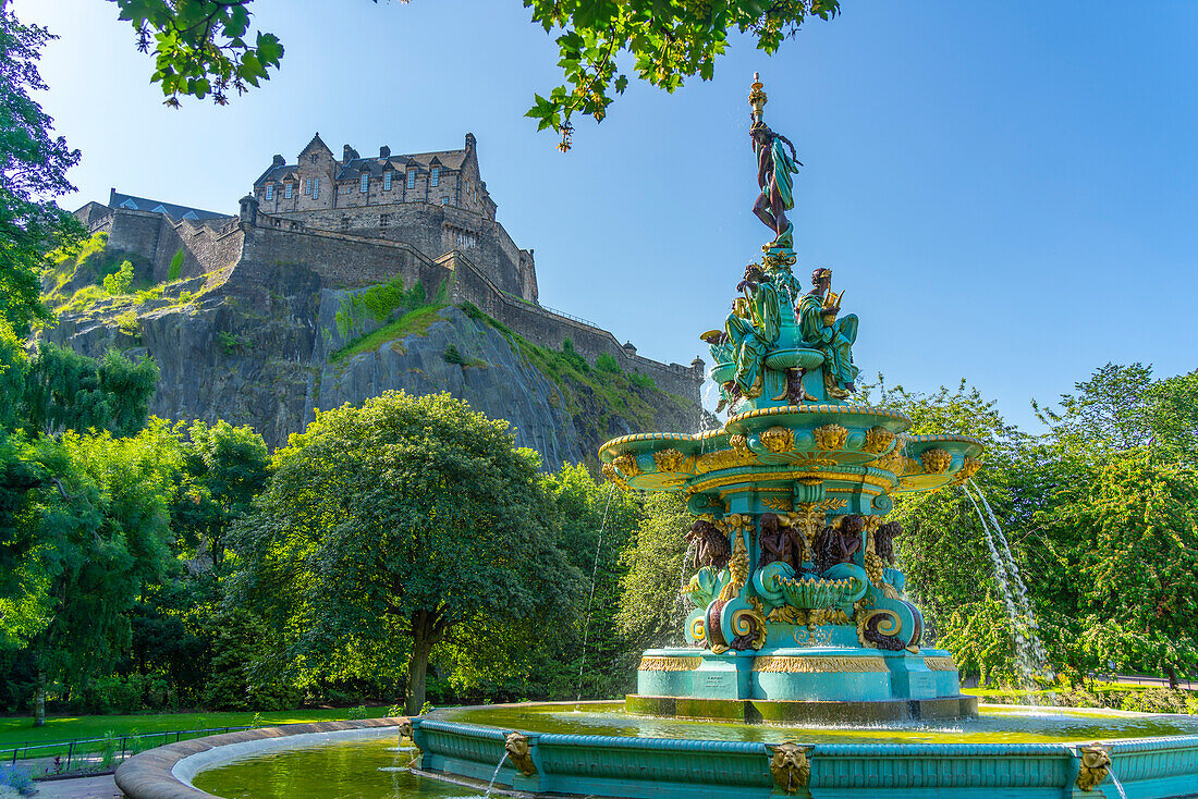 Blick auf den Ross-Brunnen und das Edinburgh Castle, West Princes Street Gardens, Edinburgh, Lothian, Schottland, Vereinigtes Königreich, Europa
