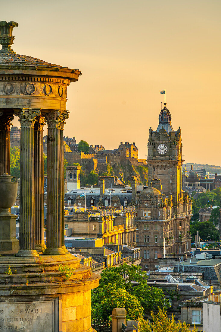 Blick auf Edinburgh Castle, Balmoral Hotel und Dugald Stewart Monument vom Calton Hill zur goldenen Stunde, UNESCO-Weltkulturerbe, Edinburgh, Lothian, Schottland, Vereinigtes Königreich, Europa