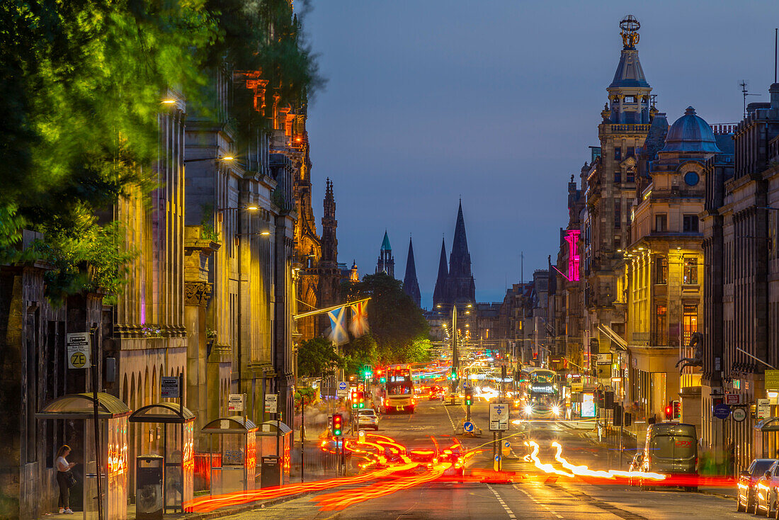 Blick auf Trail Lights auf der Princes Street in der Abenddämmerung, Edinburgh, Lothian, Schottland, Vereinigtes Königreich, Europa