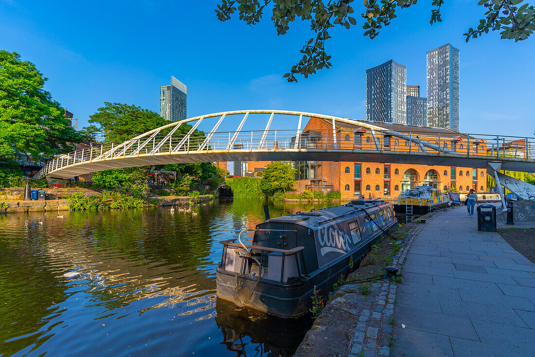 Blick auf 301 Deansgate und Fußgängerbrücke (Fußgängerbrücke) (Merchants Bridge) über den Kanal, Castlefield, Manchester, England, Vereinigtes Königreich, Europa